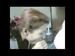 Секси брюнетка източване и мастурбиране на дивана Открит