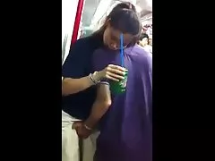 Footjob и свършват хранене жена