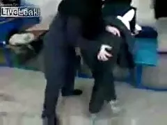 Раджа се изкачва в леглото с вас