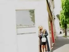 Dark коси красота получава на колене да смучете пишка тогава получава прецака