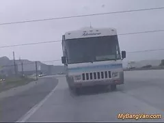 Кльощава баба езда си пее