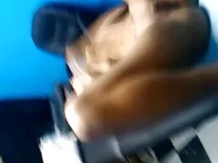 Гореща блондинка, прецака в банята