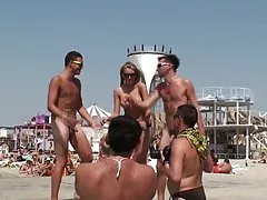срамни косми, залепване на отстрани на нея бяла pantys
