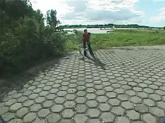Горещи кърмещи соло момиче обича да си играе с вибратор на леглото си у дома