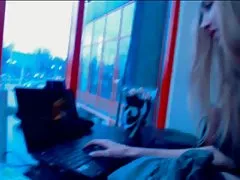 Oldnanny сладко момиче се радва с баба и след това с човек