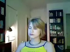Секси момиче на дивана дава голям кур добър смучене