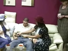 Голям синигер мама jiggles всичко отначало