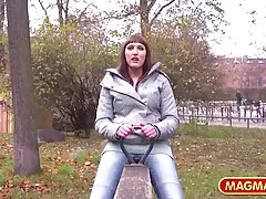 Сексапилен coed получава си космати путка удоволствие
