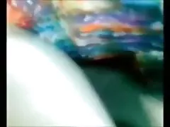 Копринена бедрата Лу мастурбира за вас