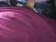 Г-жа Джослин и голям дебел черен петел в задника