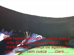 Любителски момиче играе с мокра путка