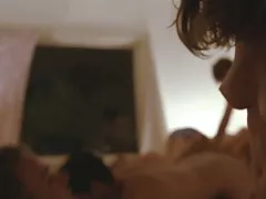 Късметлията има avena Лий седнете на лицето си, докато busty брюнетка вози петел на дивана