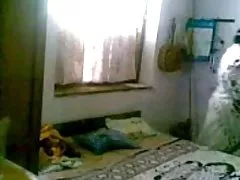 Палави момиче получава задник прецака с вибратор и путка пръста прецака трудно