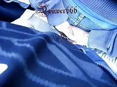 Спортен майка се радва на по-младите убождане