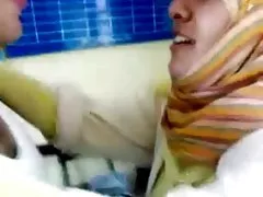 1 човек и 2 момичета