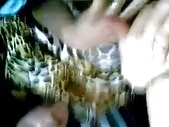Под масата между бедрата си