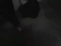 Teen брюнетка уличница чука с oldguy в нея баня