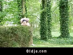 Японски пробита зърната душ и къпане