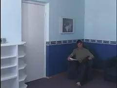 Азиатски тийнейджър, направени до оргазъм в мрежести чорапи